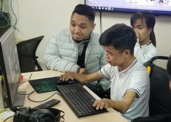 Anh Vũ Phong Kỳ (thứ hai từ trái sang) hướng dẫn các học viên kỹ năng chỉnh sửa ảnh. Ảnh: Ngân Thùy "Một chữ cũng là thầy"