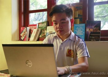 Nguyễn Quang Duy tại góc học tập của mình