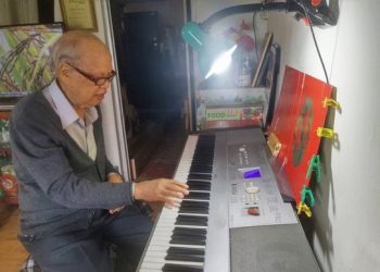 Nhạc sĩ Xuân Tứ say sưa bên phím đàn.