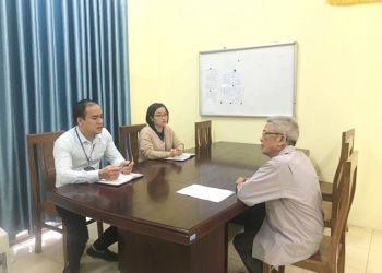 Trợ giúp viên pháp lý của Trung tâm Trợ giúp pháp lý tỉnh tư vấn pháp luật cho người yếu thế trong xã hội. Ảnh: Dương Hà