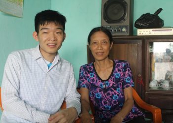 Chị Sen, 43 tuổi, kể về thời gian cần mẫn làm chổi đót nuôi con khôn lớn