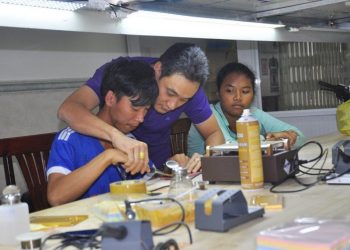 Anh Thịnh, chủ cửa hàng đang chỉ dạy cho học viên cách tháo lắp màn hình điện thoại di động