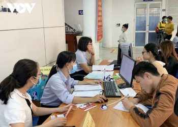 Người lao động và doanh nghiệp kết nối tại Phiên giao dịch việc làm.