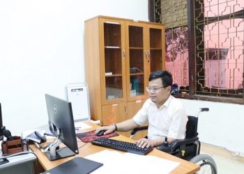 Anh Vũ Thanh Hồng, công nhân Xí nghiệp dịch vụ Điện lực Nghệ An thuộc Công ty Dịch vụ Điện lực miền Bắc tấm gương vượt lên số phận.