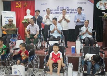 Lãnh đạo tỉnh và đại diện nhà tài trợ trao tặng quà và xe lăn cho người khuyết tật
