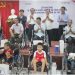 Lãnh đạo tỉnh và đại diện nhà tài trợ trao tặng quà và xe lăn cho người khuyết tật