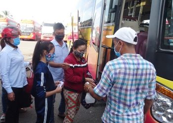 Các đầu mối giao thông nhất là tại các địa phương áp dụng hình thức khai báo y tế bắt buộc đối với hành khách trở về sau đợt nghỉ lễ.