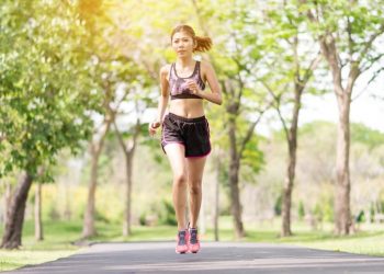 Chạy bộ là môn thể thao quen thuộc mang đến nhiều lợi ích cho sức khỏe.