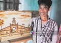 Anh Giang đang làm một bức tranh gạo