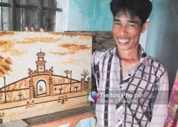 Anh Giang đang làm một bức tranh gạo