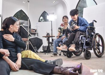 Lê Phương Uyên nhiếp ảnh trên xe lăn