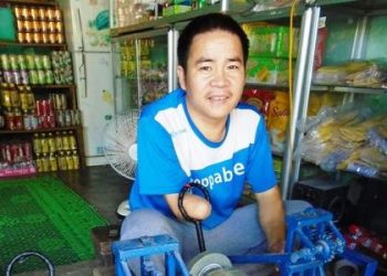 Anh Phạm Thanh Nam đang làm việc cùng chiếc máy chế tạo lưỡi câu.