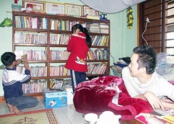 Niềm vui của anh Mai Tư Khoa khi thấy các em học sinh đến mượn sách.