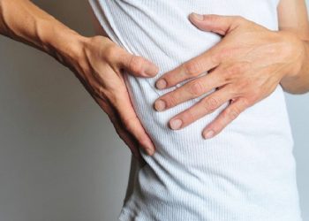 Đau hạ sườn phải là một triệu chứng mà cơ thể cảnh báo bạn cần phải đi khám sức khỏe (Ảnh minh họa)