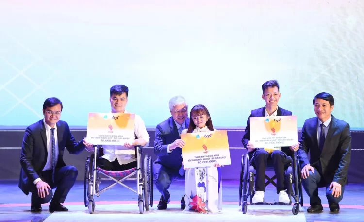 Ông Đỗ Văn Chiến, Chủ tịch Ủy ban T.Ư MTTQ VN, và lãnh đạo T.Ư Đoàn, T.Ư Hội Liên hiệp thanh niên VN tuyên dương các gương thanh niên khuyết tật tiêu biểu năm 2023
