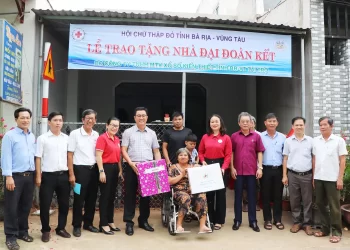 Đại diện Hội Chữ thập đỏ trao nhà cho người khuyết tật tại Bà Rịa – Vũng Tàu