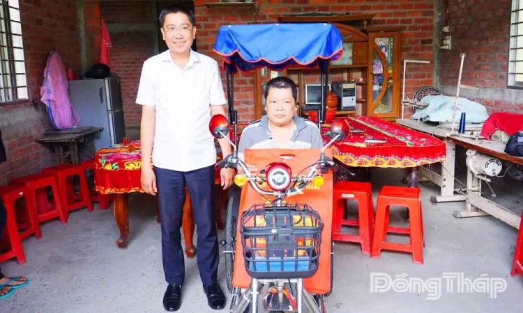 Trao tặng xe lăn điện cho người khuyết tật