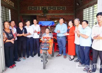 Hình ảnh mạnh thường quân trao tặng xe lăn cho người khuyết tật