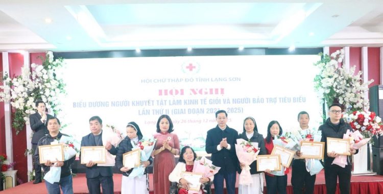 trao bằng hỗ trợ người khuyết tật