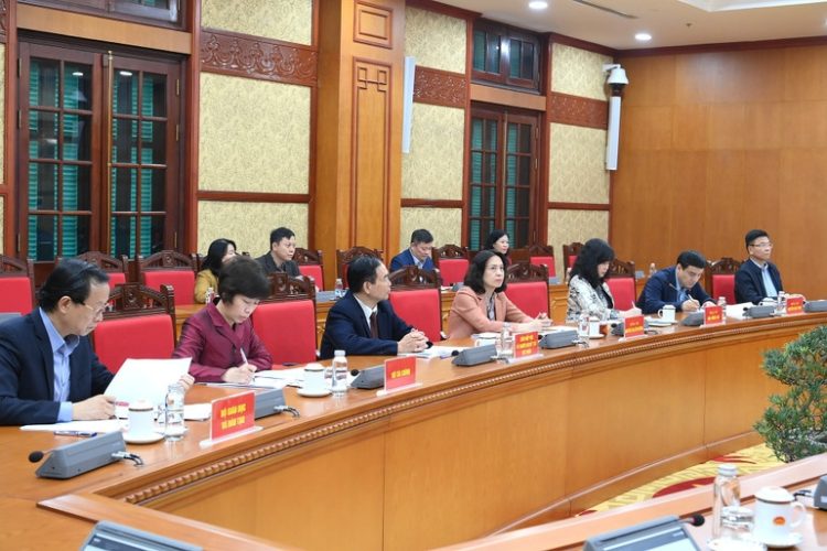 Các đại biểu dự buổi làm việc.