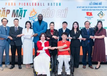 Đại diện Ban tổ chức cùng các vận động viên khuyết tật tại buổi gặp mặt báo chí