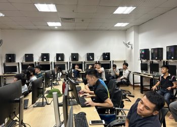 Một lớp dạy tin học cho người khuyết tật tại Trung tâm Nghị lực sống