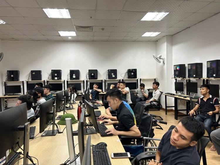 Một lớp dạy tin học cho người khuyết tật tại Trung tâm Nghị lực sống nhằm tạo việc làm giúp người khuyết tật ổn định đời sống