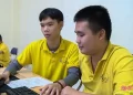Em Lê Thế Duẩn (bên trái) hướng dẫn cho các em học sinh tại Trung tâm Hỗ trợ phát triển giáo dục trẻ khuyết tật Hồng Lĩnh trong giờ học tin học
