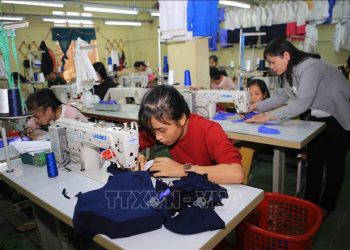 Các học viên người khuyết tật học nghề thêu tại Trung tâm Dạy nghề và tạo việc làm cho người tàn tật tỉnh Thừa Thiên-Huế