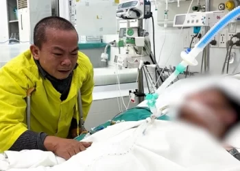 Người cha khuyết tật khóc tiễn biệt con trai.