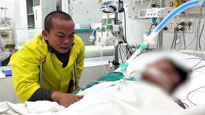 Người cha khuyết tật khóc tiễn biệt con trai.