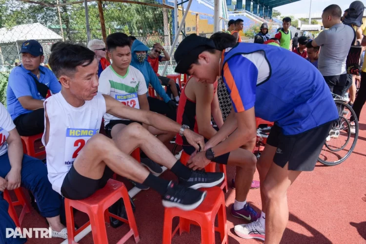 Hỗ trợ các vận động viên khuyết tật tham gia cuộc thi thể thao (Trịnh Nguyễn) kinh doanh với người khuyết tật