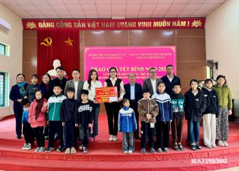 Lãnh đạo Hội Bảo trợ người khuyết tật và trẻ mồ côi thành phố và đại diện nhà tài trợ trao quà tết tặng người khuyết tật, trẻ mồ côi phường Thiên Hương.