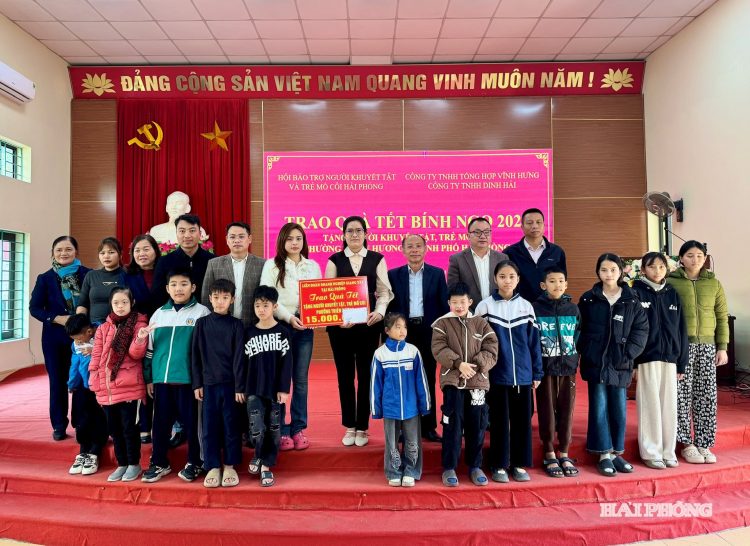 Lãnh đạo Hội Bảo trợ người khuyết tật và trẻ mồ côi thành phố và đại diện nhà tài trợ trao quà tết tặng người khuyết tật, trẻ mồ côi phường Thiên Hương.