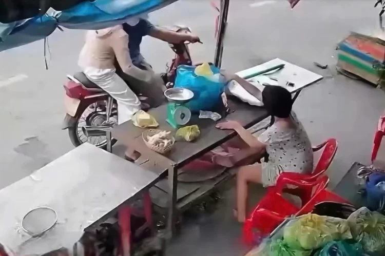 giật điện thoại người khuyết tật