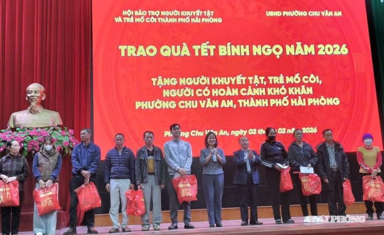 Trao quà Tết tặng người khuyết tật