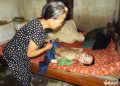 mẹ khuyết tật mang khối u lớn nuoi con bại liệt 36 năm