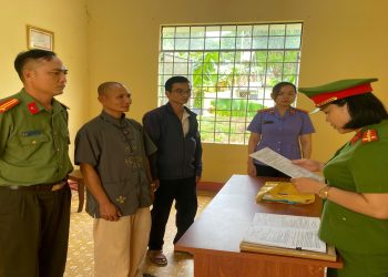 Nguyễn Đình K đang bị Cơ quan Cảnh sát điều tra đọc Lệnh bắt xâm hại