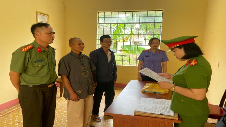 Nguyễn Đình K đang bị Cơ quan Cảnh sát điều tra đọc Lệnh bắt xâm hại